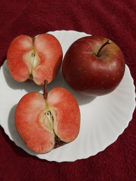 Doorgesneden roodvlezige appels